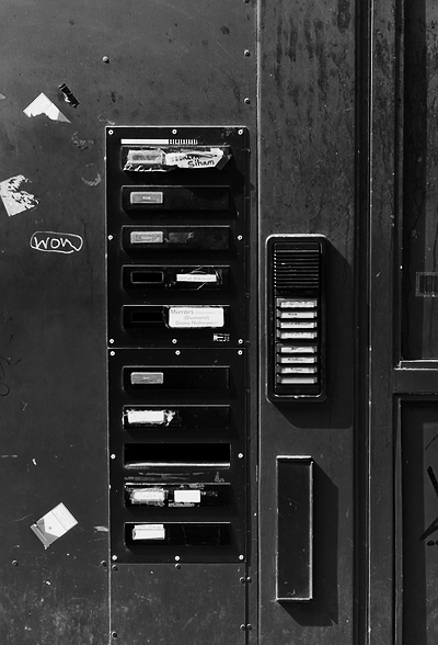 Ein Bild von einem Klingelschild aus der Düsseldorfer Altstadt, gemacht von Paul Niestroj